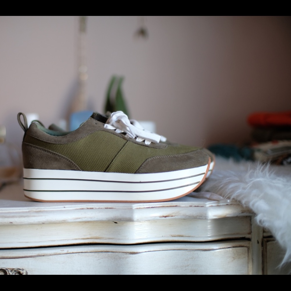 Platform sneaker